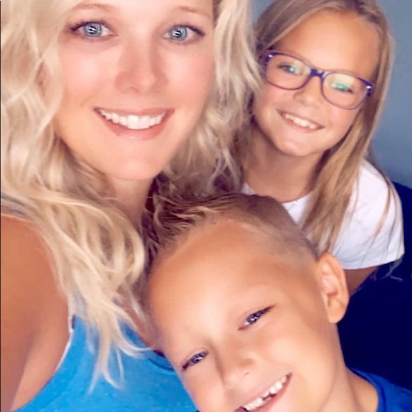 Hi, I'm Dana, or Dee Dee, as my Grands call me. - Picture 6 of 15